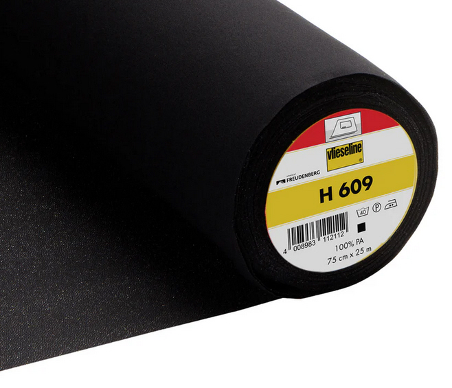 Vlieseline H 609, schwarz, 90 cm, ist eine bi-elastische fixierbare Wirkeinlage aus Polyamidgarnen, Rolle á 25m