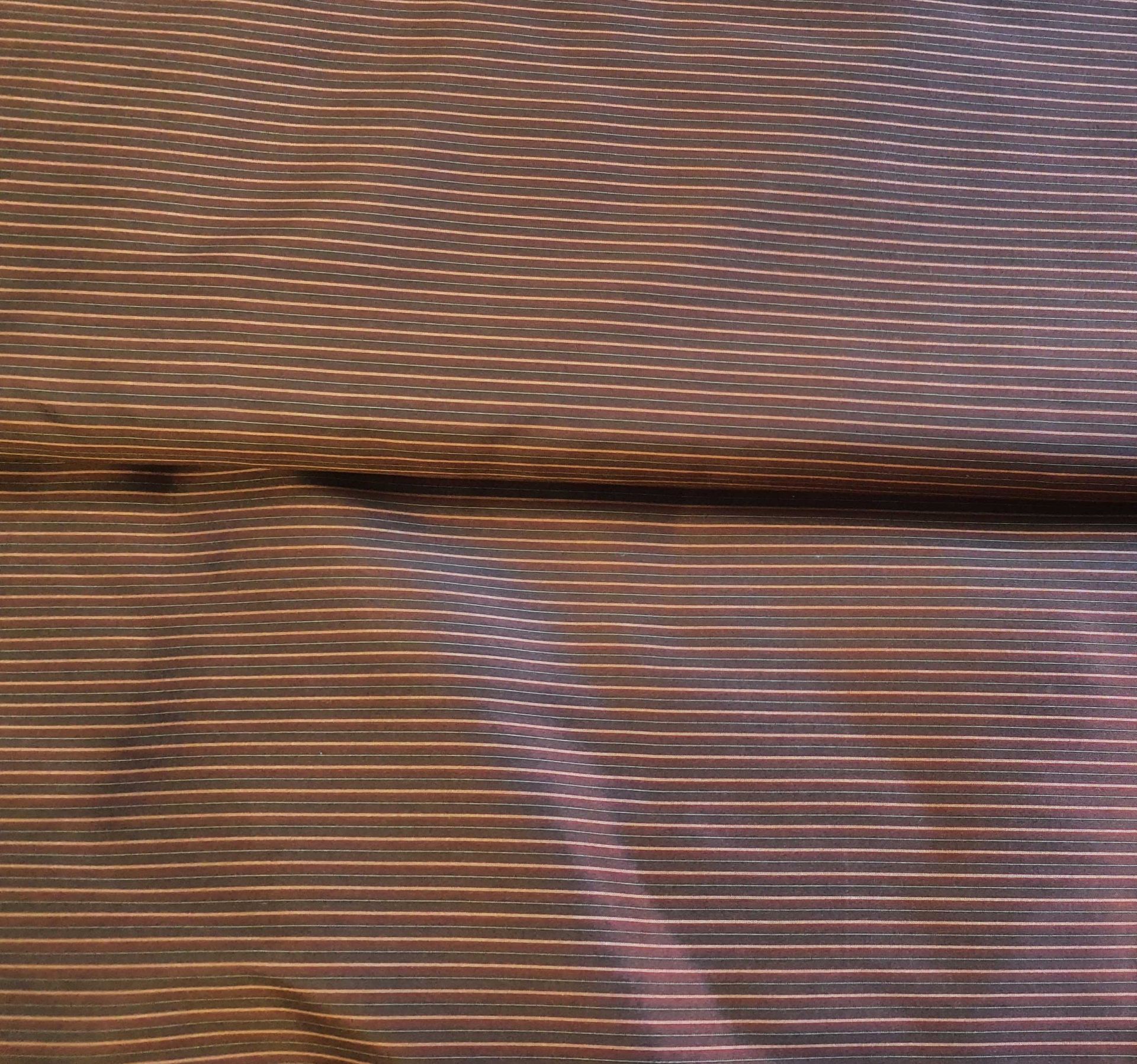Seide rotbraun 145cm breit mit feinen Streifen