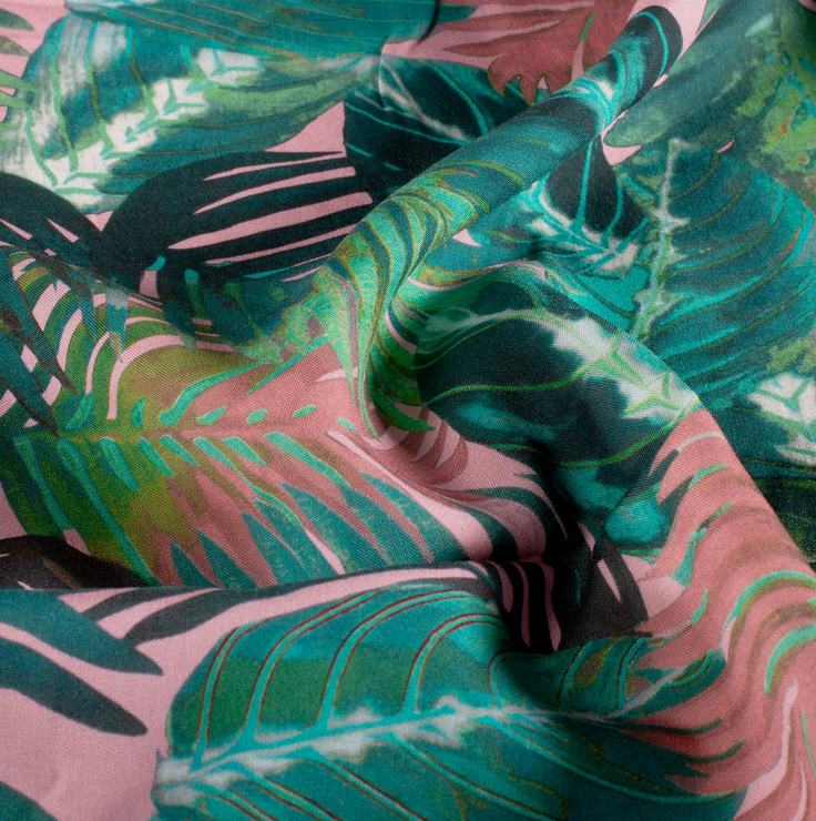 Viskose-Gewebe fließend, grün-rosé Urwaldblätter, 100% Vi, 145cm breit, 110 g/m² ökoTex zertifiziert