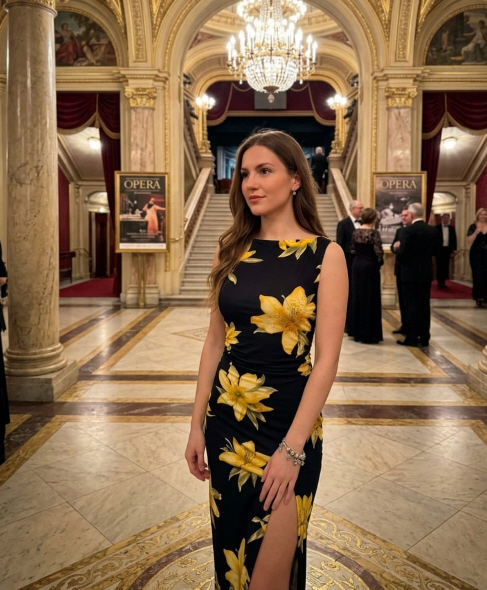 Jersey Viskose schwarz, Lilien gelb,  95%Vi,5% El ca. 150cm breit