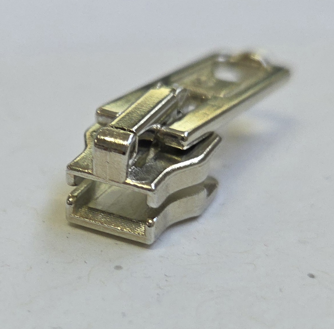 Schieber mit Standard-Anhänger für 5mm Metall-Reißverschlüsse silberfarbig, hochwertiger Marken-Reißverschluss von Rubi/Barcelona