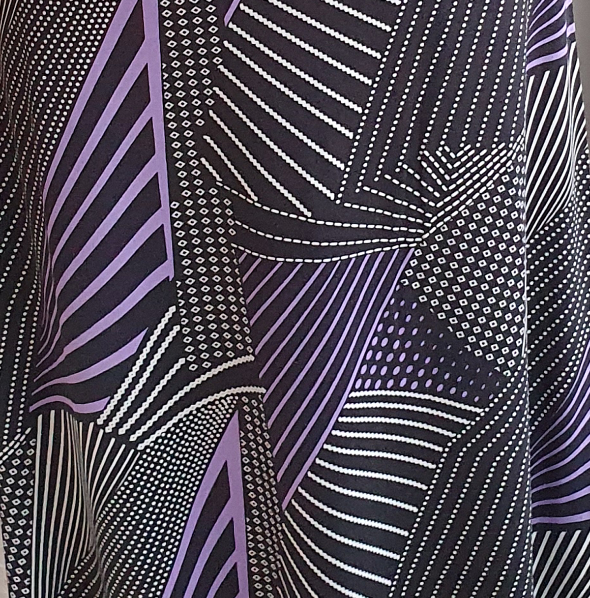 Viskose Jersey, graphisches Muster Streifen, lila/dunkelgrau, 95%VI, 5%EL, ca.150cm breit, 210g/m², Öko-Tex-zertifiziert